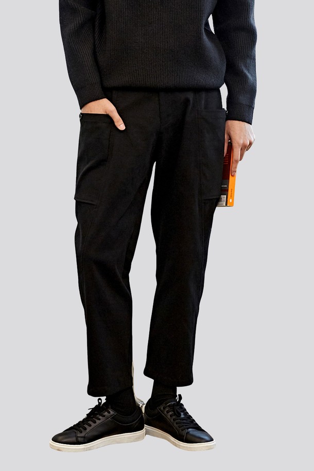 블랙 컬러의 여성용 백기모 배기핏 E밴딩 팬츠입니다. 겨울철 따뜻하게 착용할 수 있는 두꺼운 두께감과 부드러운 촉감이 특징입니다. 루즈핏으로 편안함을 강조했으며, 캐주얼하고 미니멀한 스타일을 연출하기 좋습니다. 안감은 기모 소재로 제작되었으며, 허리 부분은 E밴딩 처리되어 활동성을 높였습니다. 무지 디자인으로 다양한 상의와 매치하기 용이합니다.
