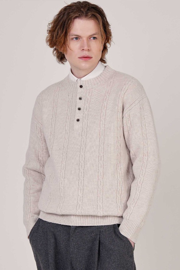 남자 울혼방 케이블 헨리넥 니트 CXS25WSRTC25 IVY는 베이직한 디자인으로 오피스룩, 비즈니스 캐주얼, 출근룩에 활용하기 좋은 남성용 니트입니다. 아이보리 컬러의 울혼방 소재로 제작되어 부드러운 촉감과 뛰어난 보온성을 제공하며, 두꺼운 두께감으로 겨울철에도 따뜻하게 착용할 수 있습니다. 헨리넥 디자인과 케이블 패턴이 특징이며, 세미 오버핏으로 편안한 착용감을 선사합니다. 로우 게이지 편직으로 제작되어 고급스러운 분위기를 더하며, 긴 소매 기장으로 활동성을 높였습니다.
