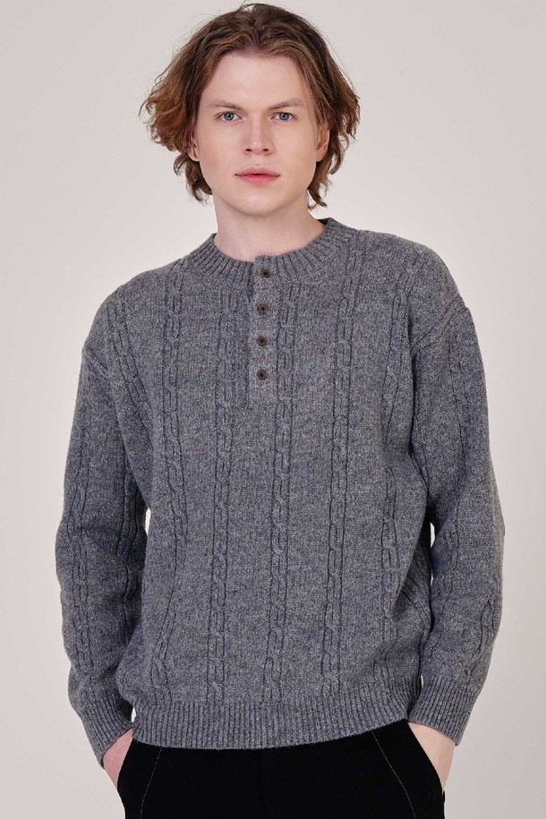 남자 울 혼방 케이블 헨리넥 니트 CXS25WSRTC25 GRY는 부드러운 촉감의 울 혼방 소재로 제작되어 겨울철에도 따뜻하게 착용할 수 있습니다. 아크릴, 폴리에스터, 울, 스판덱스의 혼방으로 제작되었으며, 특히 로우 게이지 편직과 유니크한 케이블 조직이 특징입니다. 헨리넥 디자인과 세미오버핏으로 클래식하면서도 트렌디한 스타일을 연출하며, 두꺼운 두께감으로 보온성을 높였습니다. 오피스룩, 출근룩, 데이트룩 등 다양한 TPO에 활용 가능하며, 어떤 스타일에도 잘 어울리는 활용도 높은 니트입니다. 긴 소매 기장의 레귤러 기장으로 제작되었습니다.
