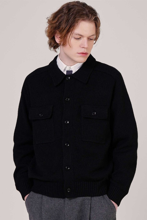 남자 쎄미오버핏 트러커 울니트 가디건 CXS25WSCDC24 BLA는 모던하고 프레피한 스타일을 연출하는 남성용 아우터입니다. 헤링본 패턴의 블랙 컬러, 두꺼운 울 소재, 부드러운 촉감으로 겨울철에 따뜻하고 포근하게 착용할 수 있습니다. 3게이지 두꺼운 니트와 드롭숄더 디자인으로 편안한 착용감을 제공하며, 레이어드 스타일링에도 용이합니다. 데일리룩, 오피스룩, 데이트룩 등 다양한 TPO에 활용 가능하며, 버튼 여밈 방식과 긴 소매 기장으로 클래식하면서도 미니멀한 무드를 더합니다.
