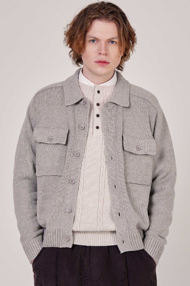 남자 쎄미오버핏 트러커 울니트 가디건 CXS25WSCDC24 BEI는 부드러운 촉감의 울과 폴리에스테르 혼방 소재로 제작되어 가을과 겨울에 따뜻하게 착용하기 좋은 니트 가디건입니다. 헤링본 패턴에 세미 오버핏 디자인으로 캐주얼하고 베이직한 스타일을 연출하며, 라글란 숄더, 드롭 숄더, 박스 포켓 디테일이 특징입니다. 데일리, 오피스, 데이트룩 등 다양한 TPO에 활용 가능하며, 버튼 여밈 방식으로 편안하게 착용할 수 있습니다. 변형 방지 기능과 스판덱스 보강 밑단으로 늘어짐 없이 오래 입을 수 있습니다.
