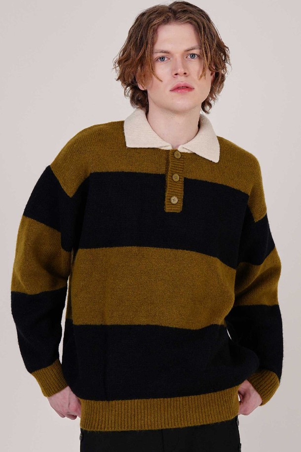 남자 울 혼방 단가라 럭비 카라 니트 CXS25WSKTC26 KHA는 캐주얼과 베이직 스타일을 선호하는 남성을 위한 겨울철 필수 아이템입니다. 카키와 블랙 두 가지 색상으로 출시되어 다양한 코디에 활용할 수 있으며, 데이트룩, 오피스룩 등 TPO에 맞춰 폭넓게 연출 가능합니다. 울, 폴리에스터, 스판덱스 혼방 소재로 제작되어 부드러운 촉감과 뛰어난 신축성을 자랑하며, 두꺼운 두께감으로 따뜻함을 더합니다. 세미 오버핏에 긴 소매 기장, 배색 카라 디테일, 몸판 및 소매 밑단 밴딩 처리로 트렌디한 디자인을 완성했습니다. 비침 걱정 없이 편안하게 착용할 수 있는 단가라 럭비 카라 니트는 당신의 겨울 스타일을 한층 업그레이드해 줄 것입니다.
