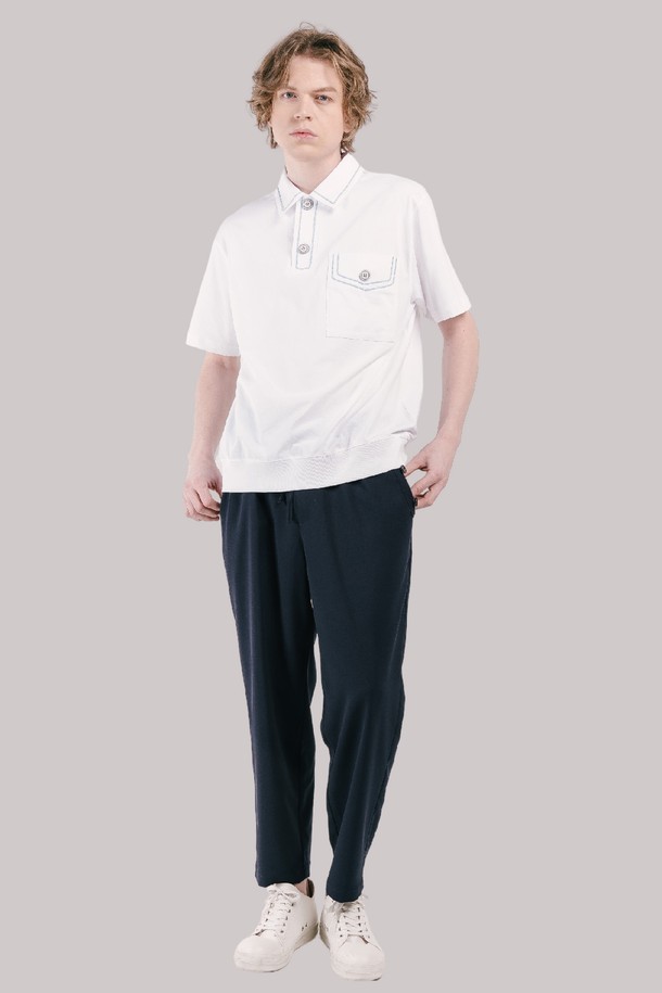 깔끔한 화이트 컬러의 남성용 반팔 카라 티셔츠입니다. 면 소재의 레귤러핏으로 제작되어 봄, 여름철 편안하게 착용 가능하며, 베이직한 디자인에 호시 디테일로 포인트를 더했습니다. 심플하면서도 세련된 프레피 스타일을 연출하기 좋은 데일리 아이템입니다.
