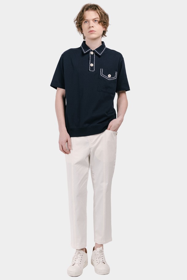 네이비 컬러의 남성용 프레피 스타일 반팔 카라 티셔츠입니다. 부드러운 면 소재로 제작되어 봄, 여름철에 편안하게 착용하기 좋으며, 레귤러핏으로 제작되어 부담 없이 즐겨 입을 수 있습니다. 카라 스티치 디테일이 돋보이는 캐주얼한 디자인으로, 일상복으로 활용하기 좋습니다.
