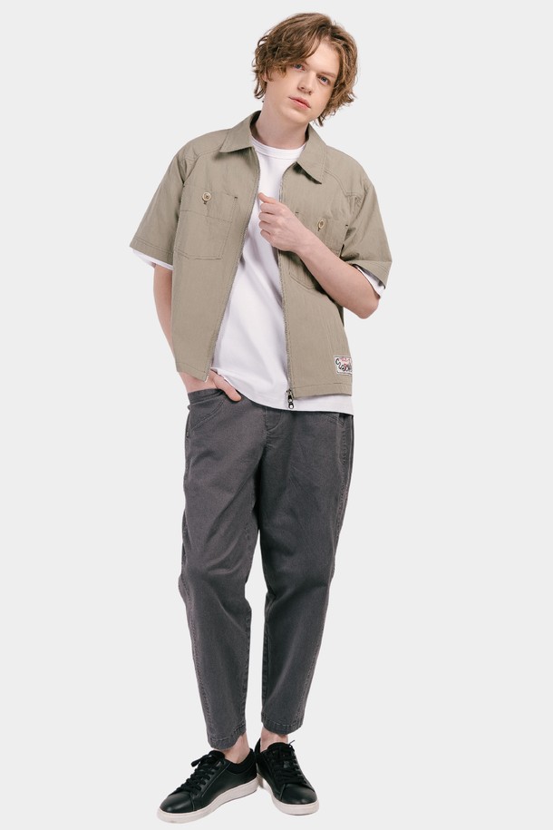 엣지 요크 투웨이 세미오버핏 남성 반팔 집업 셔츠는 면과 나일론 혼방 소재로 제작되어 부드러운 촉감과 뛰어난 내구성을 자랑합니다. 봄, 여름, 초가을까지 활용 가능한 데일리 아이템으로, 가슴 포켓과 배색 스티치, 밑단 트임 디테일이 캐주얼한 멋을 더합니다. 투웨이 지퍼와 자수 로고 와펜, 네이비/레드 자수 배색 포인트가 돋보이며 구김이 적고 형태감이 좋아 편안하게 착용할 수 있습니다.
