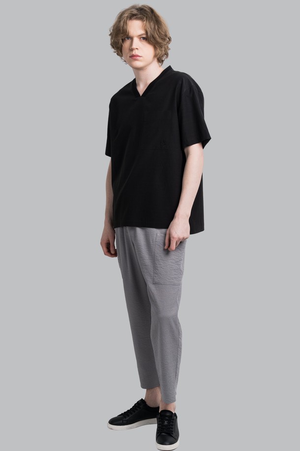 세련된 블랙 컬러의 남성용 브이넥 골지 반팔 우븐 티셔츠입니다. 봄, 여름 시즌에 어울리는 모던하고 시크한 스타일로, 일상복으로 활용하기 좋습니다. 레귤러 기장으로 제작되었으며, 골지 패턴이 특징입니다.
