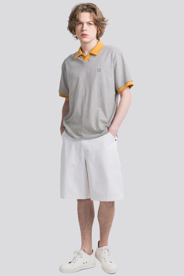 메란지 그레이 컬러에 블랙 배색 카라와 소매가 돋보이는 남성용 반팔 카라 티셔츠입니다. 슬림핏으로 제작되어 깔끔한 핏을 연출하며, 면 소재로 제작되어 편안한 착용감을 선사합니다. 캐주얼, 베이직 스타일로 일상, 미팅, 면접 등 다양한 상황에 활용할 수 있으며, 시그니처 로고 자수와 2*1 Rib 시보리 소재 카라가 디자인의 완성도를 높입니다.
