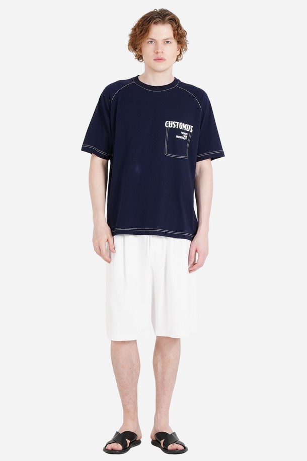 [커스텀어스] 휴양지 남자 원턱 와이드 밴딩 여름 하프 팬츠는 시원한 여름을 위한 남성용 5부 기장 하프 팬츠입니다. 면 소재의 얇은 두께와 옥스포드 조직감으로 통기성이 뛰어나며, 와이드핏과 E-밴딩으로 편안한 착용감을 제공합니다. 
원턱 디자인과 사이드/백 포켓 디테일, 바이오워싱 가공으로 캐주얼하면서도 멋스러운 스타일을 연출하며, 일상, 휴가, 비치웨어 등 다양한 상황에서 활용 가능합니다. 색상은 화이트와 네이비 두 가지로 출시되었습니다.
