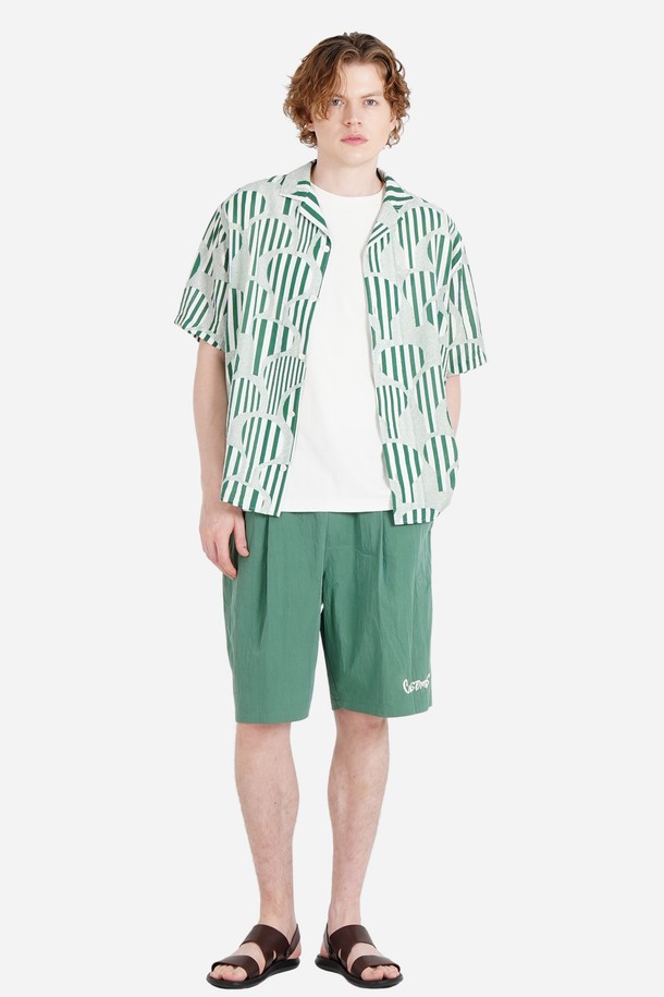 [커스텀어스] 로고 자수 휴양지 남자 원턱 와이드 밴딩 여름 하프 팬츠는 시원한 착용감을 선사하는 면, 나일론 혼방 소재의 5부 기장 반바지입니다. 캐주얼한 스타일로 일상 및 휴가철에 활용하기 좋으며, 세미 오버핏의 와이드한 핏과 얇은 두께감으로 편안함을 더합니다. 그린, 블루, 머스타드 세 가지 색상으로 출시되었으며, E-밴드 허리, 사이드 포켓, 백 포켓, 스트링 여밈, 바이오 워싱 처리 등 실용적인 디테일이 돋보이는 제품입니다.
