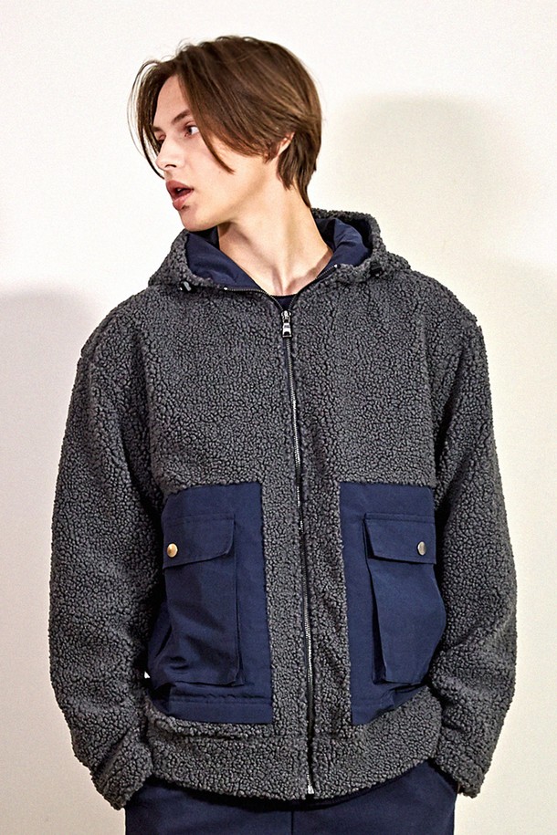 빅입체포켓 배색 양털 뽀글이 후드집업 패딩점퍼는 부드러운 양털 소재와 퀼팅 안감으로 따뜻함과 포근함을 선사하는 아우터입니다. 그레이 컬러의 무지 디자인으로 데일리룩, 데이트룩, 가을 나들이룩 등 다양한 TPO에 활용하기 좋습니다. 세미오버핏과 루즈핏으로 편안한 착용감을 제공하며, 빅입체 포켓과 후드 디자인이 캐주얼하고 스트릿한 스타일을 연출합니다. 긴 소매와 집업 여밈 방식으로 간편하게 입고 벗을 수 있으며, 시접 부분 갈라봉 처리와 이중 구조로 내구성을 높였습니다. 가을과 겨울 시즌, 스타일리시함과 보온성을 동시에 잡고 싶다면 이 패딩 점퍼를 선택해 보세요.
