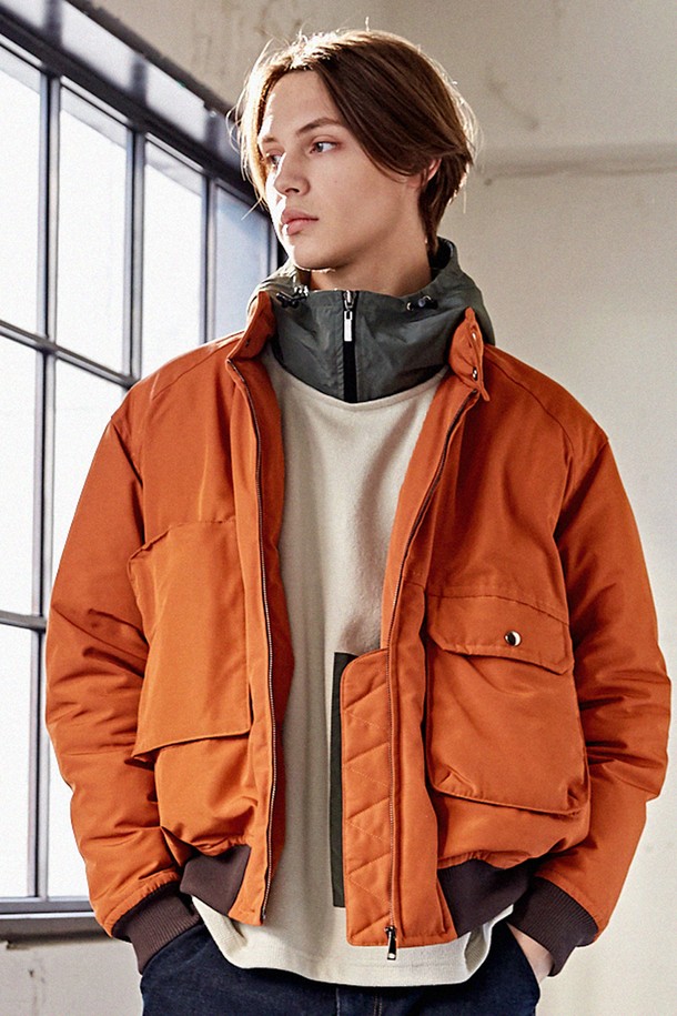 유니크 입체 포켓 웰론 숏패딩 점퍼 CTS22WWJPA40 ORA는 캐주얼, 미니멀 스타일을 선호하는 분들을 위한 숏패딩 점퍼입니다. 가을, 겨울 시즌에 적합하며, 데일리룩, 출퇴근룩, 데이트룩 등 다양한 TPO에 활용할 수 있습니다. 오렌지 컬러의 무지 디자인으로, 세미오버핏과 루즈핏 사이의 편안한 핏을 제공합니다. 입체 포켓 디테일과 웰론 충전재, 시보리 디테일이 특징이며, 보온성과 경량성을 갖춘 실용적인 아이템입니다.
