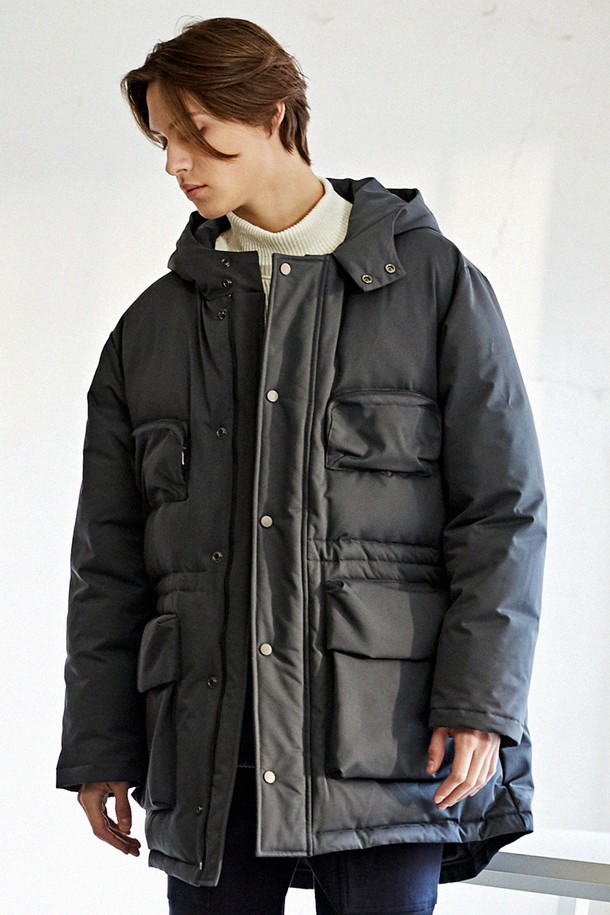 빅사이즈 4-입체 포켓 오버핏 하프 기장 후드 다운 점퍼 CTS22WWDJB50 GRY는 여성용 아우터로, 캐주얼한 스타일을 연출하기 좋은 후드 다운 점퍼입니다. 넉넉한 오버핏과 하프 기장으로 편안한 착용감을 선사하며, 그레이 컬러의 무지 디자인으로 어떤 스타일에도 쉽게 매치할 수 있습니다. 겨울철 보온성을 책임지는 두꺼운 두께감과 덕다운 충전재, 방풍 기능으로 추운 날씨에도 따뜻하게 입을 수 있습니다. 하이넥 디자인, 허리 스트링 조절, 뒷면 기장이 더 긴 디자인, 입체 포켓 디자인 등 다양한 디테일이 돋보이며, 지퍼형 여밈 방식으로 간편하게 착용 가능합니다. 출근룩, 데이트룩, 겨울 데일리룩 등 다양한 TPO에 활용 가능하며, 캐주얼하고 미니멀한 스타일을 선호하는 분들께 추천합니다.
