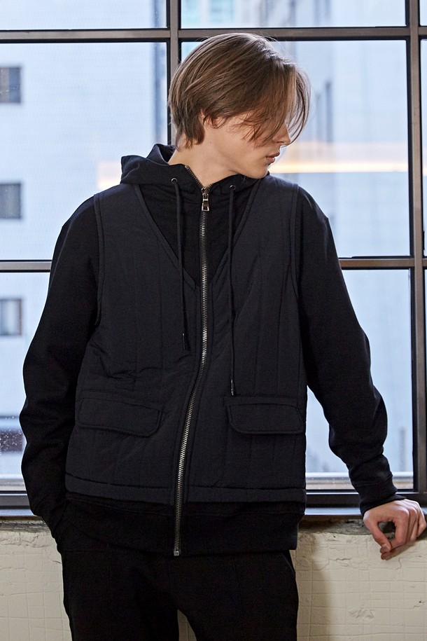 세로 퀼팅 패딩베스트 레이어드 후드집업은 헤비쭈리 소재로 제작되어 부드러운 촉감과 두꺼운 두께감으로 뛰어난 보온성을 제공합니다. 남성용으로, 겨울 및 간절기에 데일리룩과 캐주얼 스타일을 연출하기에 적합하며, 후드 스트링으로 자유로운 스타일 연출이 가능합니다. 2인치 간격의 세로 퀼팅과 오버핏 디자인은 스트릿 무드를 더하며, 레이어드 스타일을 완성하기 좋습니다. 바이오 워싱 가공으로 더욱 편안한 착용감을 선사하는 블랙 컬러의 후드집업입니다.
