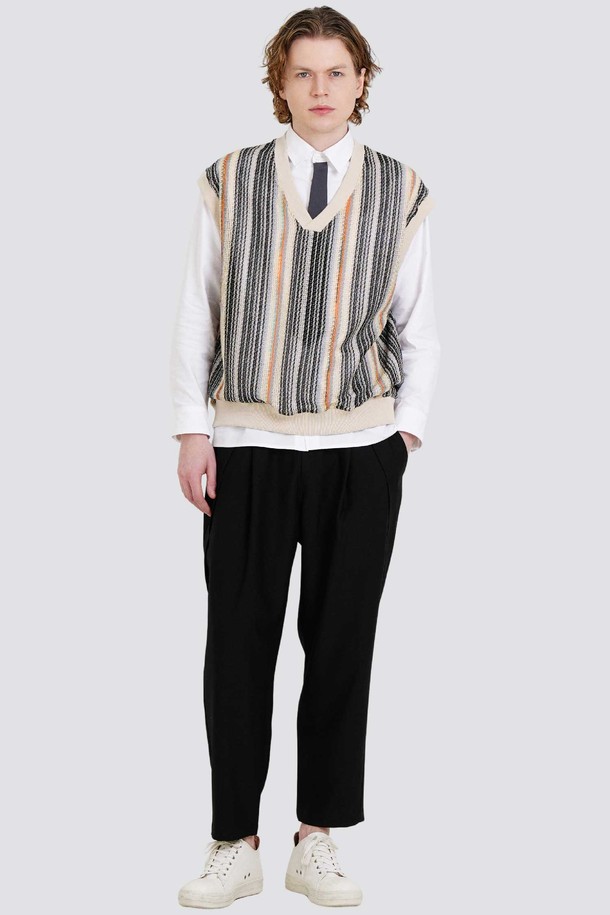 드랍숄더 선염 스트라이프 오버핏 베스트 CXS25FKVT801 ORA는 남녀 공용으로 착용 가능한 오렌지, 베이지, 블랙 컬러의 베스트입니다. 봄, 가을 계절에 어울리는 캐주얼, 베이직 스타일로, 드랍숄더 디자인과 오버핏으로 편안한 착용감을 제공합니다. 라운드넥에 민소매 기장으로 제작되었으며, 스트라이프 패턴이 돋보이는 아이템입니다. 동네 마실룩이나 봄 소풍룩에 매치하여 캐주얼, 미니멀, 클래식한 스타일을 연출할 수 있습니다. 레귤러 기장으로 다양한 하의와 쉽게 코디 가능합니다.
