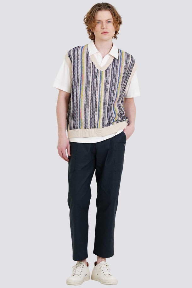 드랍숄더 선염 스트라이프 오버핏 베스트 CXS25FKVT801 GRN는 캐주얼, 미니멀, 클래식 스타일을 추구하는 남성을 위한 베스트입니다. 그린과 멀티 컬러의 스트라이프 패턴이 돋보이며, 봄, 가을에 착용하기 좋습니다. 부드러운 폴리에스테르, 스판덱스 혼방 소재로 제작되어 편안한 착용감을 선사합니다. 드랍숄더 디자인과 립 시보리, 밑단 부루종 라인, 활동성을 고려한 암홀 디자인으로 트렌디함을 더했습니다. 출근룩, 데이트룩 등 다양한 TPO에 활용 가능하며, 세미 오버핏으로 편안하게 연출할 수 있습니다.
