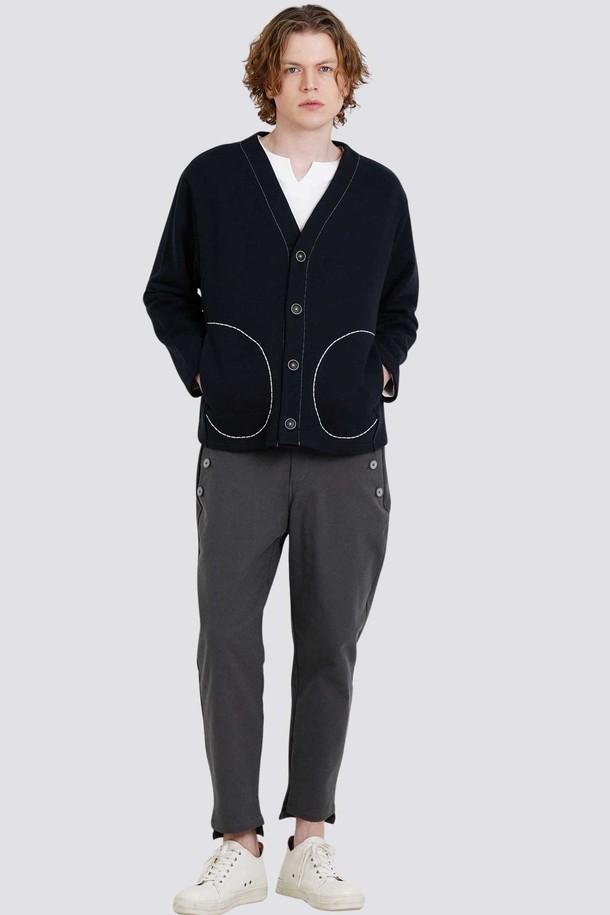 남자 호시자수 주머니 V넥 프레피 가디건 CXS25FKCD910 네이비는 오피스룩, 데이트룩에 잘 어울리는 남성용 가디건입니다. 부드러운 면 소재에 세미오버핏으로 편안한 착용감을 제공하며, 봄, 가을에 입기 좋습니다. 4버튼 디자인과 곡선 포켓, 포켓 자수 디테일이 특징이며, 바이오워싱 가공과 고밀도 헤비쥬리 원단으로 제작되었습니다. 네이비 컬러의 V넥 가디건으로 캐주얼하면서도 프레피 스타일을 연출할 수 있습니다. 배색 스티치 디테일이 돋보입니다.
