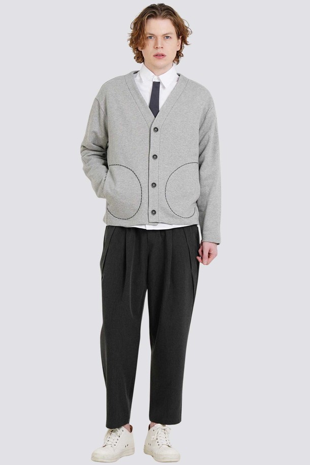 남자 호시자수 주머니 브이넥 프레피 가디건 CXS25FKCD910 MGY은 오피스룩, 데이트룩에 잘 어울리는 남성용 가디건입니다. 메란지 그레이 컬러의 면 소재로 제작되었으며, 봄, 가을에 착용하기 좋습니다. 세미 오버핏에 브이넥 디자인, 4버튼, 포켓 디테일, 배색 스티치 장식이 프레피, 클래식, 미니멀한 스타일을 연출합니다. 고밀도 헤비쥬리 원단과 바이오워싱 가공으로 부드러운 촉감을 선사하며, 신축성이 있어 편안하게 착용할 수 있습니다. 비침 걱정 없이 데일리룩으로 활용해보세요.
