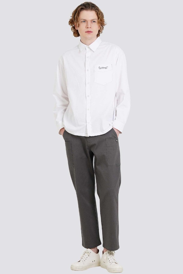 남자 아웃포켓 스트레이트핏 면스판 허리 E-밴드 팬츠 CXS25FWPT916 GRY는 부드러운 촉감의 면 스판 소재로 제작된 남성용 치노팬츠입니다. 그레이 및 블랙 두 가지 색상으로 출시되어 데일리, 캐주얼, 세미포멀, 직장, 여행 등 다양한 TPO에 활용 가능합니다. 사계절 착용 가능한 긴 기장의 스트레이트핏으로, 아웃포켓 디자인과 앞면 일반 오비, 뒷면 E-밴드 및 구찌주머니, 단추 디테일이 특징입니다. 은은한 광택감과 고급스러운 조직감은 캐주얼 및 미니멀, 클래식 스타일을 연출하여 여행룩과 출근룩에 모두 잘 어울립니다.
