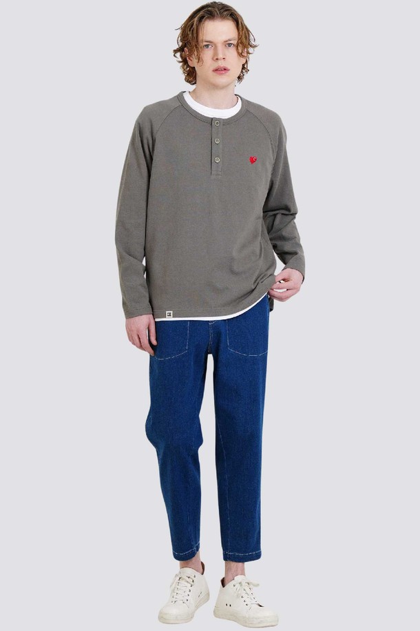 남자 뉴하트자수 헨리넥 라그랑 긴팔 티셔츠 CXS25FKRT921 KHA는 캐주얼하고 미니멀한 스타일의 남성 티셔츠입니다. 부드러운 면 소재로 제작되어 편안한 촉감을 제공하며, 봄, 가을에 착용하기 좋습니다. 헨리넥 디자인과 라그랑 소매가 특징이며, 카키 색상에 자수 무늬가 포인트로 들어가 있습니다. 산책룩, 캠핑룩 등 다양한 TPO에 활용 가능하며, 레귤러핏으로 제작되어 편안한 활동성을 보장합니다.
