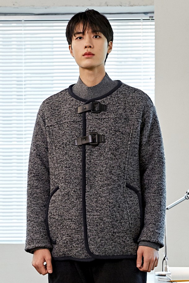 바인딩 라운드넥 더블비죠 재킷 CXS23WWJKA82 GRY는 가을, 겨울 시즌 여성 고객을 위한 아우터입니다. 부드러운 촉감의 울 소재로 제작되었으며, 라운드넥과 더블 스타일, 그리고 버클 여밈 방식을 갖춘 것이 특징입니다. 미니멀하고 베이직한 디자인에 오버핏으로 제작되어 출근룩, 오피스룩, 모임룩 등 다양한 TPO에 활용 가능합니다. 그레이 컬러의 무지 패턴으로 클래식, 미니멀, 시크한 스타일을 연출하기 좋습니다. 긴 소매 기장의 레귤러 기장 자켓입니다.
