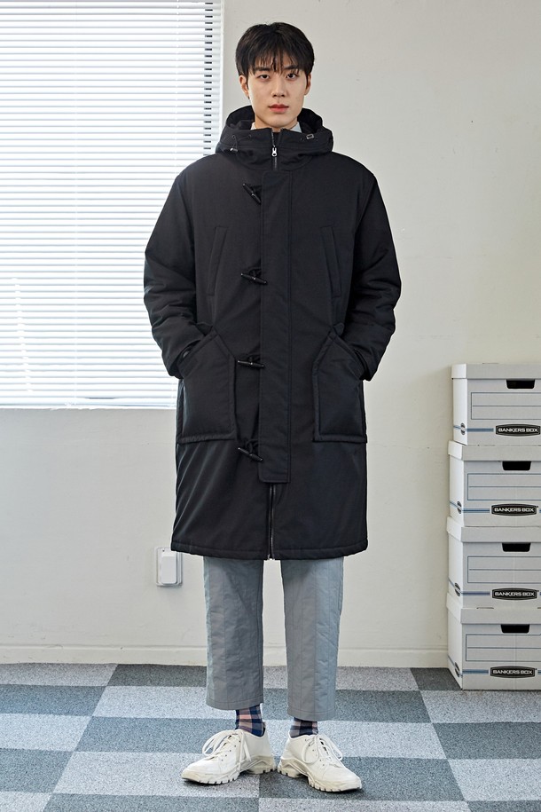 블랙 색상의 여성용 토글 버튼 후드 롱 패딩 CXS23WWPJA04입니다. 캐주얼한 스타일의 무지 디자인으로, 겨울철 보온성을 책임지는 두꺼운 두께감의 롱 기장 패딩입니다. 나일론 소재로 제작되었으며, 긴 소매와 후드 디자인이 특징입니다. 레귤러핏으로 편안하게 착용 가능하며, 토글 여밈 방식으로 간편하게 스타일을 연출할 수 있습니다.
