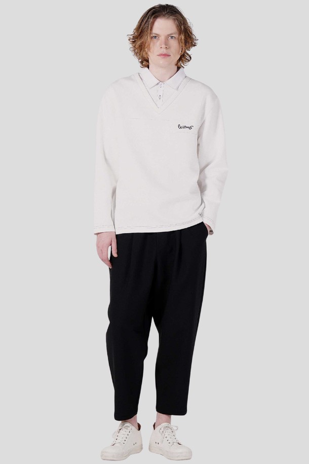 아이보리 컬러의 남자 셔츠 카라 레이어드 양면 PQ 로고 자수 긴팔 티셔츠입니다. 캐주얼, 미니멀 스타일로 일상 및 출근룩에 적합하며, 봄, 가을 시즌에 착용하기 좋습니다. 부드러운 면 소재로 제작되어 편안한 착용감을 선사하며, 레귤러 핏과 긴소매 기장으로 디자인되었습니다. 카라넥 디자인과 양면, 자수 디테일, 그리고 레이어드 스타일이 특징입니다. 레귤러 기장으로 다양한 하의와 매치하기 용이합니다.
