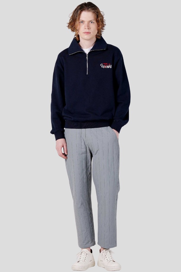 네이비 컬러의 남자 로고 자수 하프집업 스웻셔츠입니다. 가을과 겨울에 적합한 두꺼운 두께감으로, 캐주얼하고 베이직한 스타일을 연출합니다. 면 소재로 제작되어 부드러운 촉감을 제공하며, 하프넥 디자인과 긴소매, 레귤러핏으로 편안한 착용감을 선사합니다. 일상복과 캠핑룩, 출근룩 등 다양한 TPO에 활용 가능하며 클래식, 캐주얼, 미니멀 스타일을 소화하기 좋습니다. 가슴 부분 로고 자수 디테일이 돋보이는 제품입니다.
