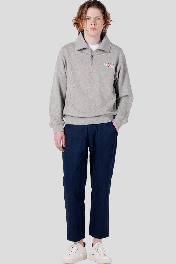 남자 로고자수 하프집업 스웻셔츠 CXS25FKKT918 GRY는 부드러운 면 소재로 제작되어 편안한 착용감을 선사합니다. 가을과 겨울에 적합한 두꺼운 두께감으로 따뜻하게 입을 수 있으며, 레귤러 핏 디자인으로 어떤 스타일에도 잘 어울립니다. 하프넥과 긴소매 디자인, 자수 디테일이 돋보이는 캐주얼하고 베이직한 스웻셔츠입니다. 그레이 컬러로 다양한 하의와 매치하기 용이하며, 일상복으로 활용하기 좋습니다. 스타일은 캐주얼, 미니멀, 클래식 무드를 연출합니다.
