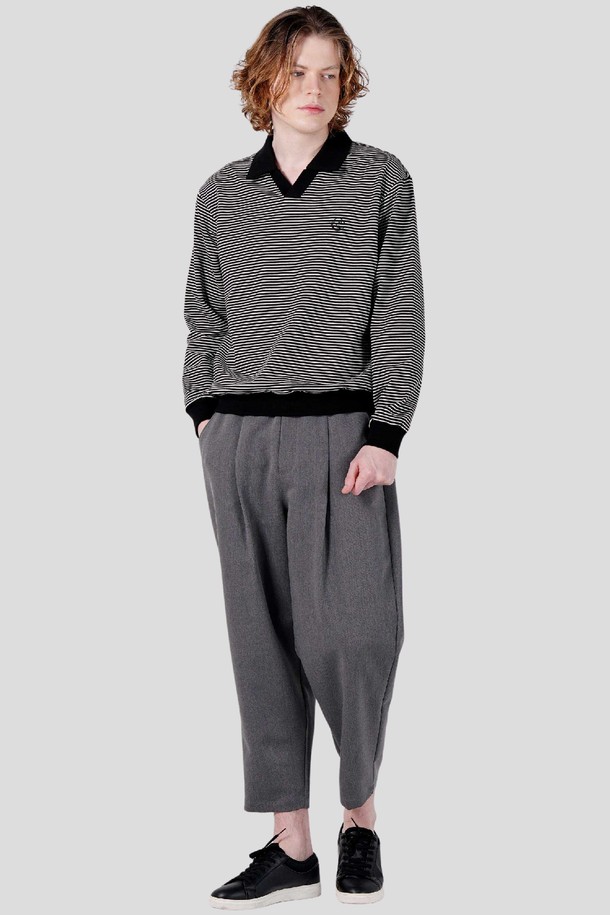 **카라배색 스트라이프 남자 긴팔 카라티셔츠 CXS25FKKT917 BLA**

베이직한 스타일의 남성용 긴팔 카라티셔츠입니다. 면 소재로 제작되어 부드러운 촉감을 선사하며, 봄, 가을에 적합한 두께감입니다. 블랙 컬러 바탕에 스트라이프 패턴이 돋보이며, 카라 부분의 배색 디테일이 포인트입니다. 레귤러핏으로 제작되어 편안한 착용감을 제공하며, 출근룩 및 비즈니스 캐주얼 스타일, 클래식, 미니멀, 캐주얼 스타일에 모두 잘 어울립니다.
