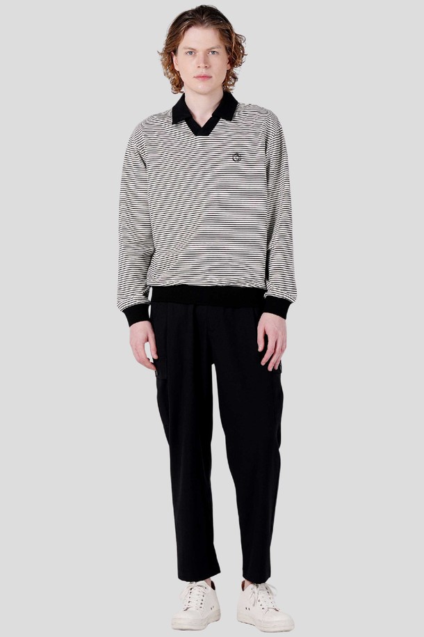 아이보리 & 블랙 컬러 배색의 카라넥 디자인이 돋보이는 남성 긴팔 카라티셔츠입니다. 캐주얼, 베이직 스타일로 일상에서 편안하게 착용하기 좋습니다. 봄, 가을에 적합하며, 부드러운 면 소재로 제작되어 편안한 착용감을 선사합니다. 레귤러 핏, 레귤러 기장, 스트라이프 패턴으로 클래식하고 미니멀한 무드를 연출합니다.
