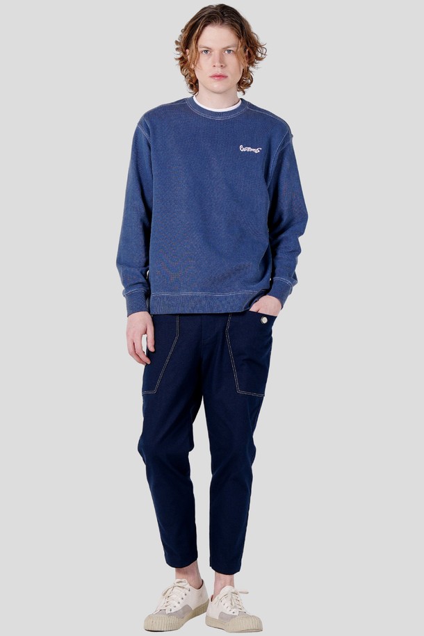 남자 유니크 숄더라인 피그먼트 스웻셔츠 CXS25FKMTA04 BLU는 캐주얼 및 미니멀 스타일을 추구하는 남성을 위한 제품입니다. 가을, 겨울 시즌에 어울리는 두꺼운 두께감과 부드러운 촉감을 자랑하며, 일상복으로 활용하기 좋습니다. 레귤러 핏에 라운드넥 디자인으로 편안한 착용감을 선사하며, 숄더라인 디테일과 피그먼트 워싱으로 유니크한 멋을 더했습니다. 긴 소매 기장의 무지 스웻셔츠로 다양한 스타일 연출에 용이합니다. 블루 컬러의 면 소재로 제작되어 세련된 느낌을 줍니다.
