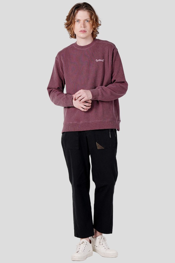 남자 유니크 숄더라인 피그먼트 스웻셔츠 CXS25FKMTA04 WIN는 가을과 겨울에 어울리는 남성용 스웻셔츠입니다. 와인 컬러의 무지 디자인으로, 레귤러핏과 레귤러 기장으로 제작되어 편안한 착용감을 선사합니다. 면 소재에 두꺼운 두께감으로 보온성을 높였으며, 피그먼트 워싱 기법과 숄더라인 디테일로 유니크한 스타일을 연출합니다. 라운드넥과 긴 소매 디자인으로 캐주얼하고 미니멀한 스타일을 완성합니다. 일상복으로 활용하기 좋은 아이템입니다.
