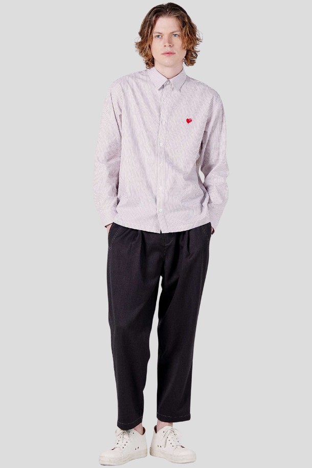 남자 미니하트로자수 스트라이프 긴팔 셔츠 CXS25FWSH922 BEI는 캐주얼, 클래식, 미니멀 스타일을 추구하는 남성을 위한 베이직한 긴팔 셔츠입니다. 봄, 가을에 어울리는 보통 두께감의 면 소재로 제작되어 부드러운 촉감을 선사하며, 레귤러 핏으로 편안하게 착용 가능합니다. 베이지 컬러 바탕에 스트라이프 패턴이 시원한 느낌을 주며, 하트 자수 디테일이 포인트로 더해져 특별함을 더합니다. 비즈니스 캐주얼 스타일에도 활용하기 좋으며, 일상복으로도 폭넓게 활용할 수 있습니다.
