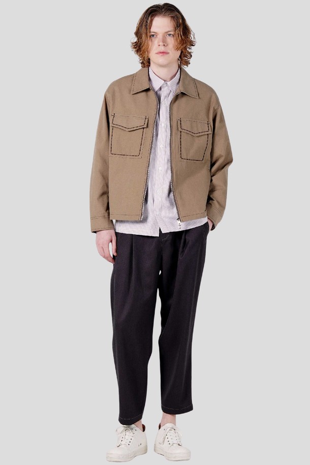 남자 호시 자수 포켓 집업 스텐카라 재킷 CXS25FWJK920 BEI는 가을, 겨울 시즌에 어울리는 남성용 아우터입니다. 베이지 컬러의 무지 디자인으로 캐주얼하고 베이직한 스타일을 연출하며, 출근룩과 모임룩에 활용하기 좋습니다. 루즈핏으로 편안한 착용감을 제공하며, 두꺼운 두께감과 긴 소매 기장으로 보온성을 더했습니다. 스탠카라 디자인과 포켓, 자수 디테일이 돋보이는 집업 스타일의 재킷입니다. 미니멀한 스타일을 선호하는 남성에게 적합합니다.
