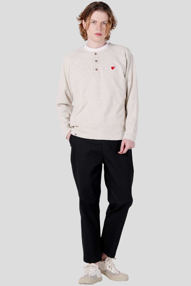 남성용 뉴하트 자수 헨리넥 라그랑 긴팔 티셔츠 CXS25FKRT921 OTM입니다. 부드러운 면 소재로 제작되어 편안한 착용감을 선사하며, 봄, 가을에 적합합니다. 캐주얼, 베이직 스타일을 기반으로, 헨리넥 디자인과 라그랑 소매가 특징입니다. OTM 컬러의 레귤러핏으로, 출근룩, 미니멀, 클래식 스타일 연출에도 용이합니다. 가슴 부분에는 뉴하트 자수 디테일이 포인트로 들어가 있습니다.
