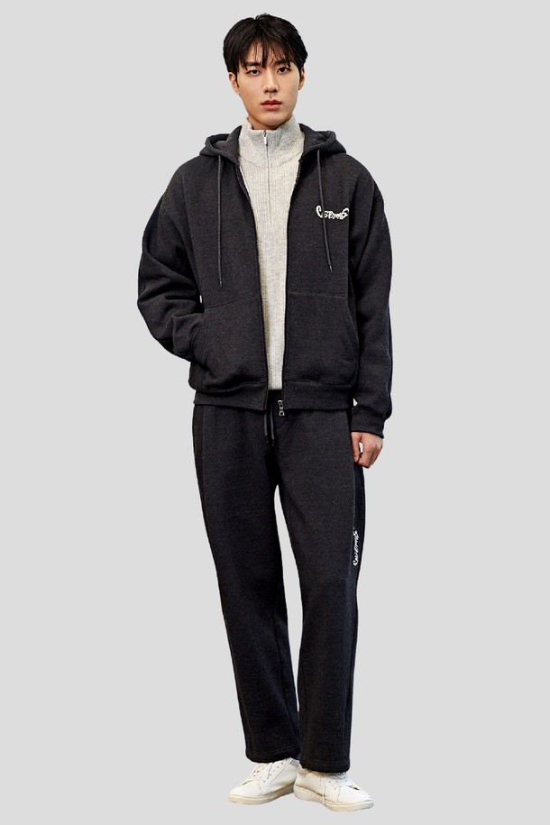 세미와이드핏 기모 트레이닝 팬츠 CFUCOWKPTA03 CGY는 차콜 그레이 색상의 공용 트레이닝 팬츠입니다. 가을, 겨울 시즌에 적합하며, 두꺼운 기모 안감으로 부드러운 촉감을 선사하여 따뜻하고 편안하게 착용할 수 있습니다. 밴딩 처리된 허리와 루즈핏의 세미와이드핏 디자인으로 활동성을 높였으며, 일상복 또는 운동 시에도 활용하기 좋습니다. 스포티, 캐주얼, 미니멀 스타일을 모두 소화하며 집콕룩과 등산룩으로도 손색없습니다.
