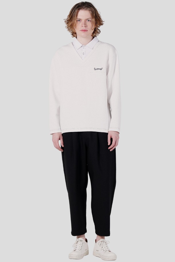 남자 원턱 배기핏 밴딩 팬츠 CXS25FWPTA03 BLA는 캐주얼 및 미니멀 스타일을 지향하는 남성용 바지입니다. 사계절 모두 착용 가능하며, 블랙 컬러의 무지 디자인으로 어떤 상의에도 잘 어울립니다. 편안한 배기핏에 밴딩 허리, 그리고 원턱 디테일이 더해져 활동성을 높였습니다. 넉넉한 핏과 편안함을 동시에 원하는 분들께 적합한 아이템입니다.
