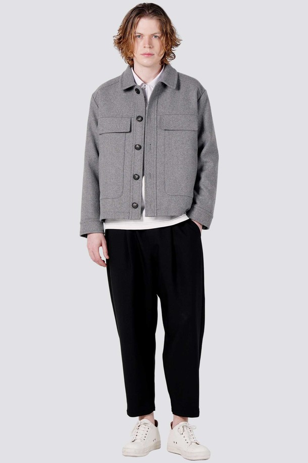 남자 울(Wool) 이브직 빅 후다 크롭 재킷 CXS25WWJKA01 GRY는 캐주얼, 미니멀, 시티보이 스타일을 추구하는 남성을 위한 아우터입니다. 가을, 겨울 시즌에 어울리는 두꺼운 두께감의 그레이 컬러 무지 디자인으로, 루즈핏과 오버핏의 편안한 착용감을 제공합니다. 부드러운 촉감의 울(Wool)과 폴리에스터 혼방 소재에 후드와 포켓 디테일을 더해 실용성을 높였습니다. 출근룩과 모임룩 등 다양한 TPO에 활용 가능하며, 크롭 기장과 긴 소매가 트렌디한 스타일을 연출합니다.
