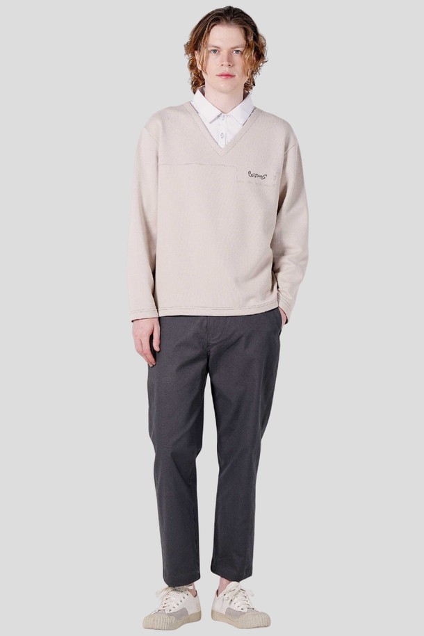 프린세스 라인 E밴딩 스트레이트 팬츠 CXS23WWPTA88 GRY는 여성 고객을 위한 베이직 스타일의 그레이 컬러 스트레이트 핏 긴 바지입니다. 봄, 가을에 착용하기 좋으며, 일상 및 출근룩에 적합합니다. 허리 E밴딩으로 편안한 착용감을 제공하며, 프린세스 라인 디테일이 돋보입니다. 미니멀, 클래식, 캐주얼 스타일을 모두 소화할 수 있는 활용도 높은 아이템입니다. 무지 디자인으로 어떤 상의와도 쉽게 매치하여 다양한 스타일을 연출할 수 있습니다.
