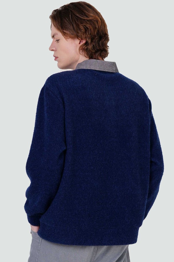 남자 골덴에리배색 겨울 기모 카라티셔츠 CXS25WKKTB09 BLU는 부드러운 촉감의 플리스 기모 소재로 제작되어 보온성이 뛰어난 겨울철 남성 카라 티셔츠입니다. 세미오버핏에 레귤러 기장으로, 오피스룩과 데이트룩에 모두 잘 어울리는 모던하고 프레피한 스타일을 연출합니다. 유니크한 카라 배색 디자인과 형태감이 잘 잡히는 디자인으로 고급스러운 외관을 자랑하며, 긴 소매 기장으로 따뜻함을 더했습니다. 톤다운된 블루 컬러로 어떤 하의와도 매치하기 쉬워 활용도가 높습니다.
