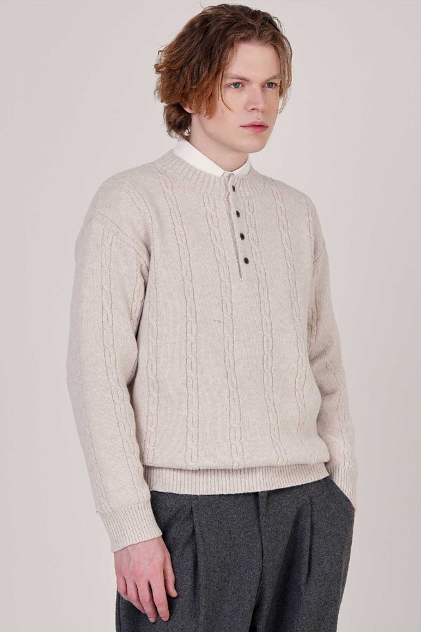 남자 울혼방 케이블 헨리넥 니트 CXS25WSRTC25 IVY는 베이직한 디자인으로 오피스룩, 비즈니스 캐주얼, 출근룩에 활용하기 좋은 남성용 니트입니다. 아이보리 컬러의 울혼방 소재로 제작되어 부드러운 촉감과 뛰어난 보온성을 제공하며, 두꺼운 두께감으로 겨울철에도 따뜻하게 착용할 수 있습니다. 헨리넥 디자인과 케이블 패턴이 특징이며, 세미 오버핏으로 편안한 착용감을 선사합니다. 로우 게이지 편직으로 제작되어 고급스러운 분위기를 더하며, 긴 소매 기장으로 활동성을 높였습니다.
