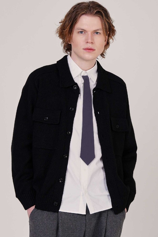 남자 쎄미오버핏 트러커 울니트 가디건 CXS25WSCDC24 BLA는 모던하고 프레피한 스타일을 연출하는 남성용 아우터입니다. 헤링본 패턴의 블랙 컬러, 두꺼운 울 소재, 부드러운 촉감으로 겨울철에 따뜻하고 포근하게 착용할 수 있습니다. 3게이지 두꺼운 니트와 드롭숄더 디자인으로 편안한 착용감을 제공하며, 레이어드 스타일링에도 용이합니다. 데일리룩, 오피스룩, 데이트룩 등 다양한 TPO에 활용 가능하며, 버튼 여밈 방식과 긴 소매 기장으로 클래식하면서도 미니멀한 무드를 더합니다.
