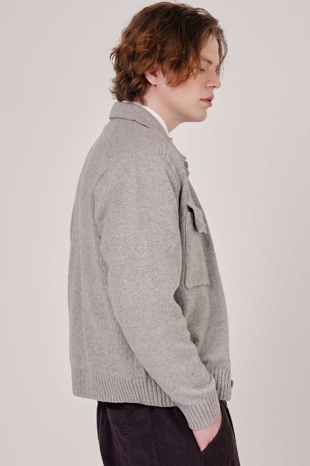 남자 쎄미오버핏 트러커 울니트 가디건 CXS25WSCDC24 BEI는 부드러운 촉감의 울과 폴리에스테르 혼방 소재로 제작되어 가을과 겨울에 따뜻하게 착용하기 좋은 니트 가디건입니다. 헤링본 패턴에 세미 오버핏 디자인으로 캐주얼하고 베이직한 스타일을 연출하며, 라글란 숄더, 드롭 숄더, 박스 포켓 디테일이 특징입니다. 데일리, 오피스, 데이트룩 등 다양한 TPO에 활용 가능하며, 버튼 여밈 방식으로 편안하게 착용할 수 있습니다. 변형 방지 기능과 스판덱스 보강 밑단으로 늘어짐 없이 오래 입을 수 있습니다.
