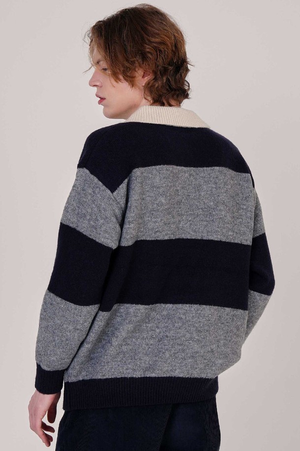 남자 울 혼방 단가라 럭비 카라 니트 CXS25WSKTC26 NAV는 네이비와 아이보리 컬러 배색의 세미오버핏 니트입니다. 두꺼운 두께감의 울 혼방 소재로 제작되어 부드러운 촉감을 선사하며, 겨울철 따뜻하게 착용할 수 있습니다. 볼드한 사이즈의 스트라이프 패턴과 배색 카라 디테일, 드랍숄더 디자인이 특징이며, 럭비 스타일의 캐주얼하고 베이직한 무드를 연출합니다. 데이트룩, 오피스룩 등 다양한 TPO에 활용 가능하며, 몸판 밑단과 소매단의 배색 처리로 포인트를 더했습니다.
