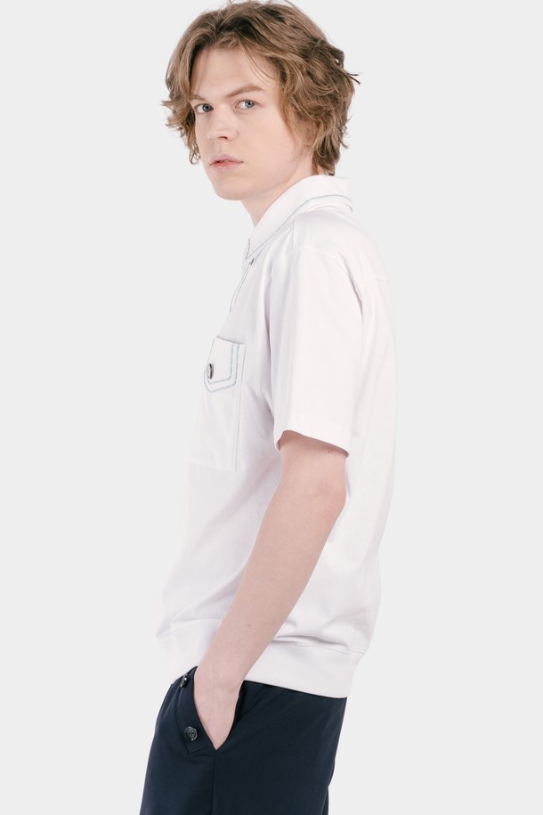 깔끔한 화이트 컬러의 남성용 반팔 카라 티셔츠입니다. 면 소재의 레귤러핏으로 제작되어 봄, 여름철 편안하게 착용 가능하며, 베이직한 디자인에 호시 디테일로 포인트를 더했습니다. 심플하면서도 세련된 프레피 스타일을 연출하기 좋은 데일리 아이템입니다.
