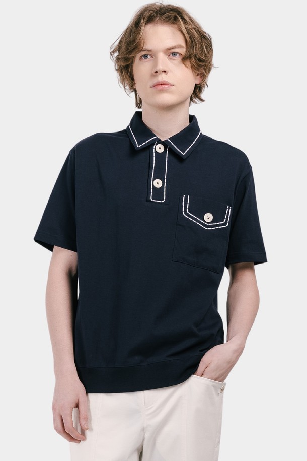 네이비 컬러의 남성용 프레피 스타일 반팔 카라 티셔츠입니다. 부드러운 면 소재로 제작되어 봄, 여름철에 편안하게 착용하기 좋으며, 레귤러핏으로 제작되어 부담 없이 즐겨 입을 수 있습니다. 카라 스티치 디테일이 돋보이는 캐주얼한 디자인으로, 일상복으로 활용하기 좋습니다.
