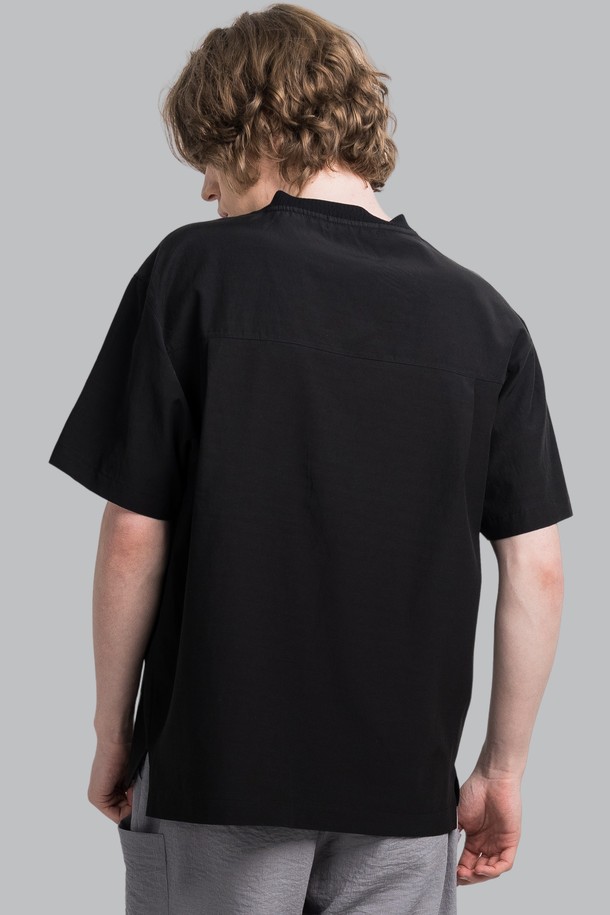 세련된 블랙 컬러의 남성용 브이넥 골지 반팔 우븐 티셔츠입니다. 봄, 여름 시즌에 어울리는 모던하고 시크한 스타일로, 일상복으로 활용하기 좋습니다. 레귤러 기장으로 제작되었으며, 골지 패턴이 특징입니다.
