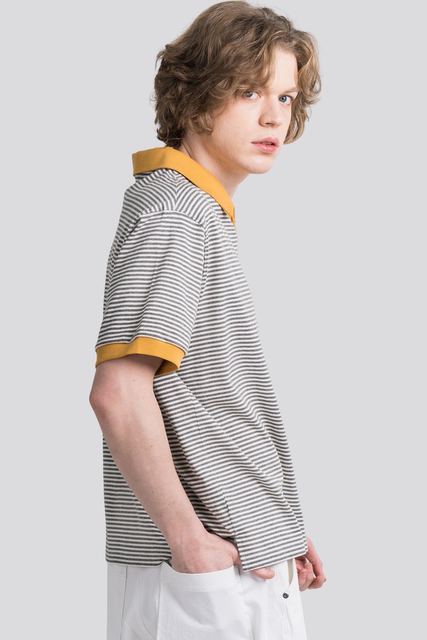 메란지 그레이 컬러에 블랙 배색 카라와 소매가 돋보이는 남성용 반팔 카라 티셔츠입니다. 슬림핏으로 제작되어 깔끔한 핏을 연출하며, 면 소재로 제작되어 편안한 착용감을 선사합니다. 캐주얼, 베이직 스타일로 일상, 미팅, 면접 등 다양한 상황에 활용할 수 있으며, 시그니처 로고 자수와 2*1 Rib 시보리 소재 카라가 디자인의 완성도를 높입니다.
