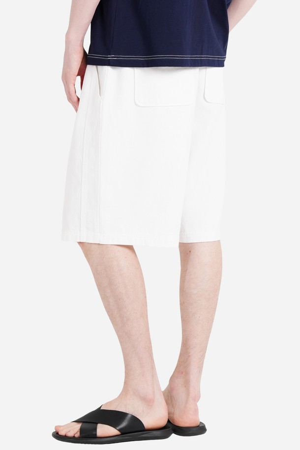 [커스텀어스] 휴양지 남자 원턱 와이드 밴딩 여름 하프 팬츠는 시원한 여름을 위한 남성용 5부 기장 하프 팬츠입니다. 면 소재의 얇은 두께와 옥스포드 조직감으로 통기성이 뛰어나며, 와이드핏과 E-밴딩으로 편안한 착용감을 제공합니다. 
원턱 디자인과 사이드/백 포켓 디테일, 바이오워싱 가공으로 캐주얼하면서도 멋스러운 스타일을 연출하며, 일상, 휴가, 비치웨어 등 다양한 상황에서 활용 가능합니다. 색상은 화이트와 네이비 두 가지로 출시되었습니다.
