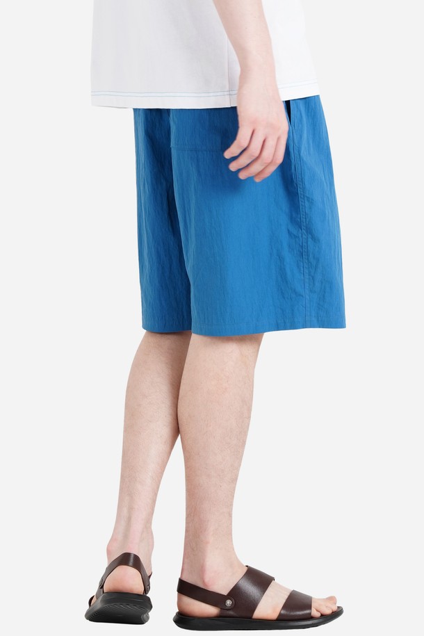 [커스텀어스] 로고 자수가 돋보이는 남자 5부 와이드 밴딩 하프 팬츠입니다. 시원한 블루, 머스타드, 그린 컬러로 출시되었으며, 면과 나일론 혼방 소재로 제작되어 얇고 통기성이 우수합니다. 땀 배출 기능과 구김 방지, 바이오워싱 처리를 통해 쾌적한 착용감을 선사하며, 세미오버핏으로 편안한 캐주얼 스타일을 연출합니다.
